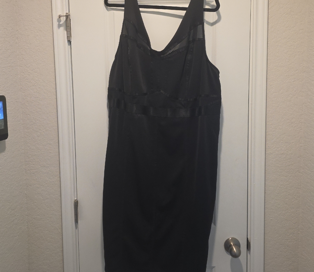 Chic Black V-Neck Midi Dress